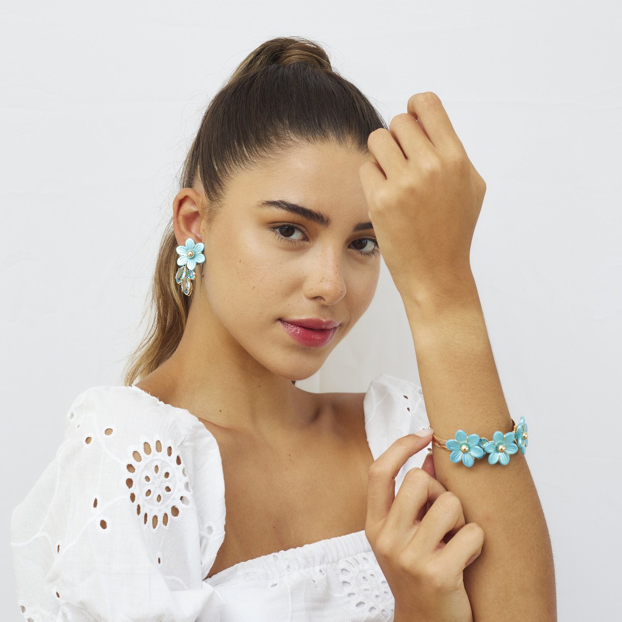 BRACELETE FLORES AZUIS RESINA CRISTAIS AZUIS BANHO OURO