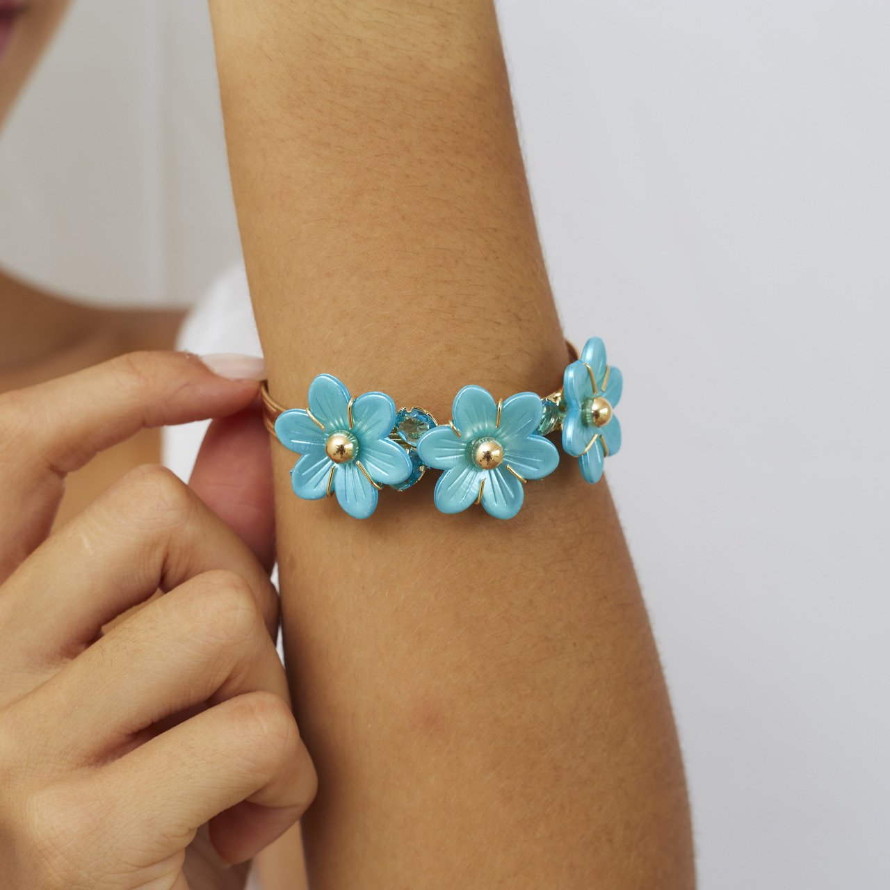 BRACELETE FLORES AZUIS RESINA CRISTAIS AZUIS BANHO OURO