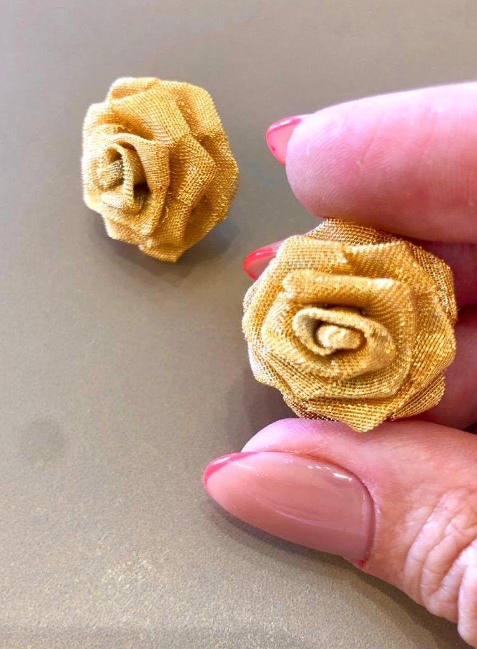 BRINCOS ROSA MALHA DOURADA PRESSÃO BANHO OURO