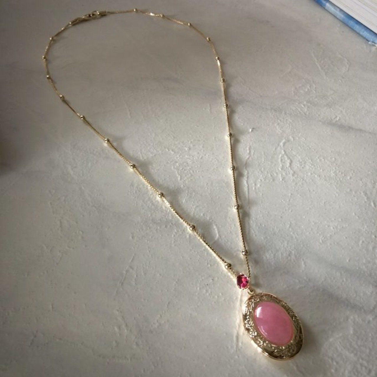 COLAR RELICARIO OVAL CRISTAL ROSA BANHO OURO