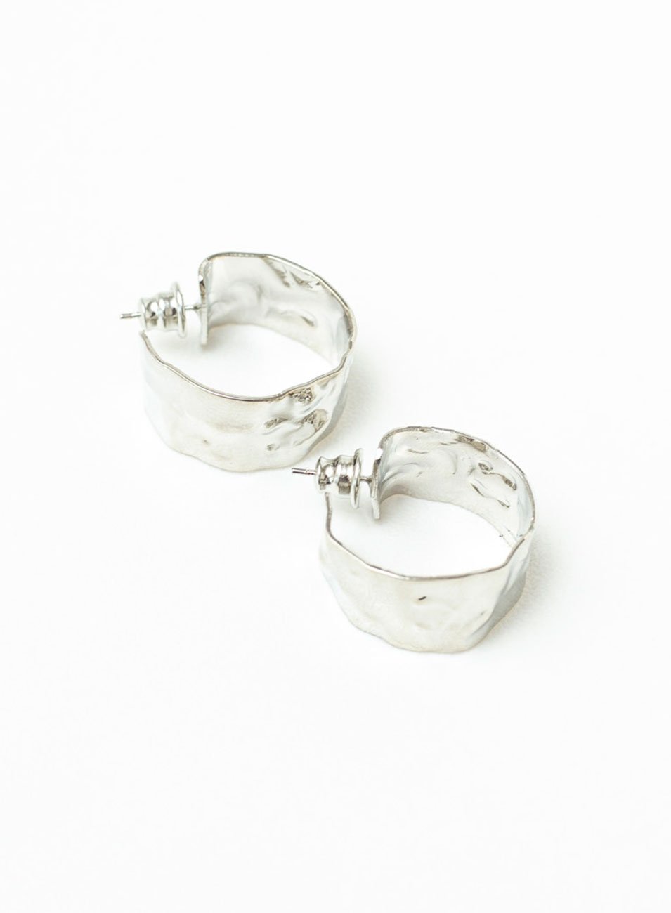 ARGOLAS DELINE METAL MARTELADO BANHO RÓDIO BRANCO