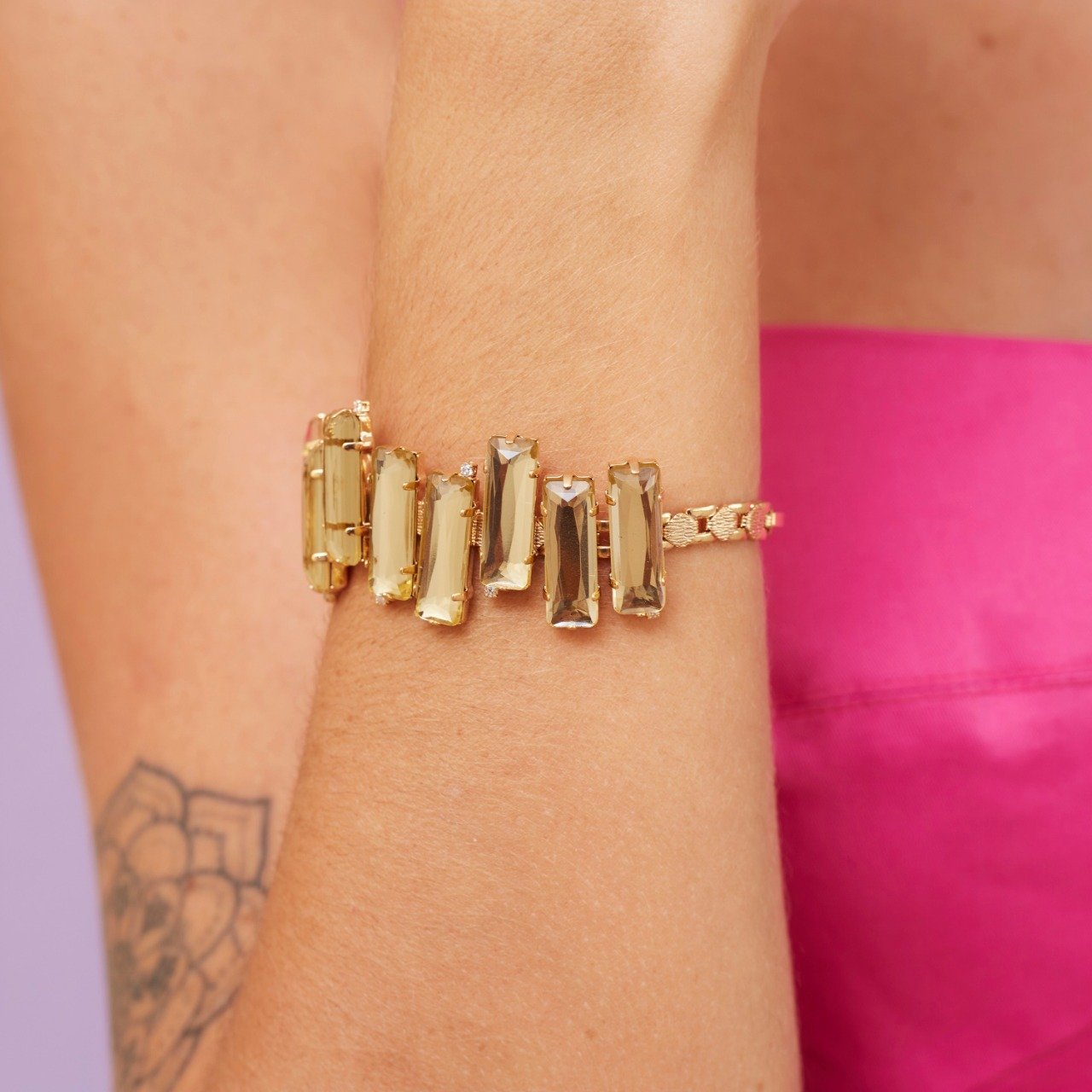 PULSEIRA LOLA COM BAGUETE CINZA IRREGULAR BANHO OURO
