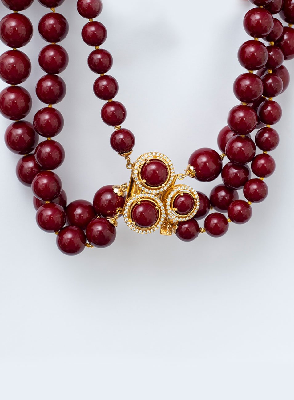 COLAR NOBRE PÉROLAS MARSALA FECHO CRAVEJADO ZIRCÔNIA BANHO OURO