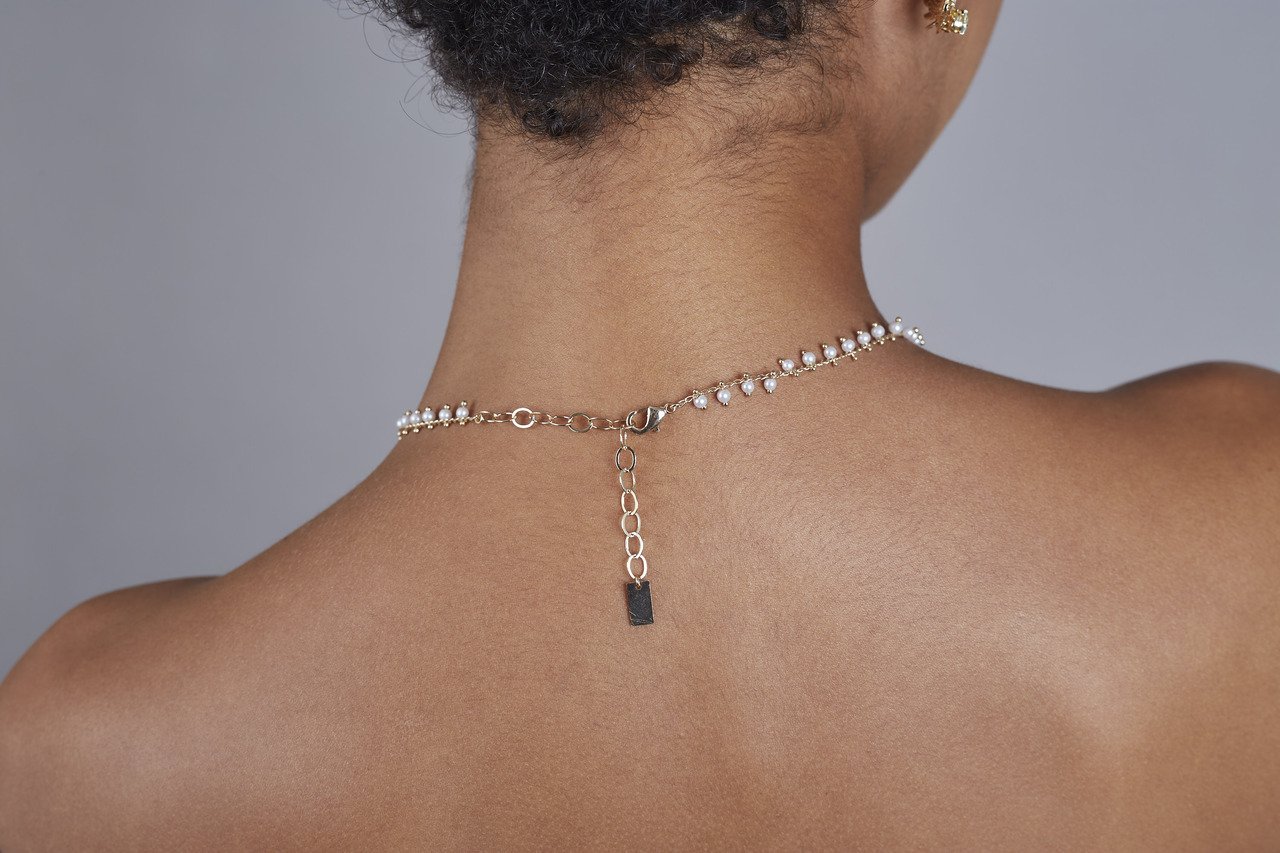 CHOKER PRAINHA MINI PÉROLAS BANHO OURO
