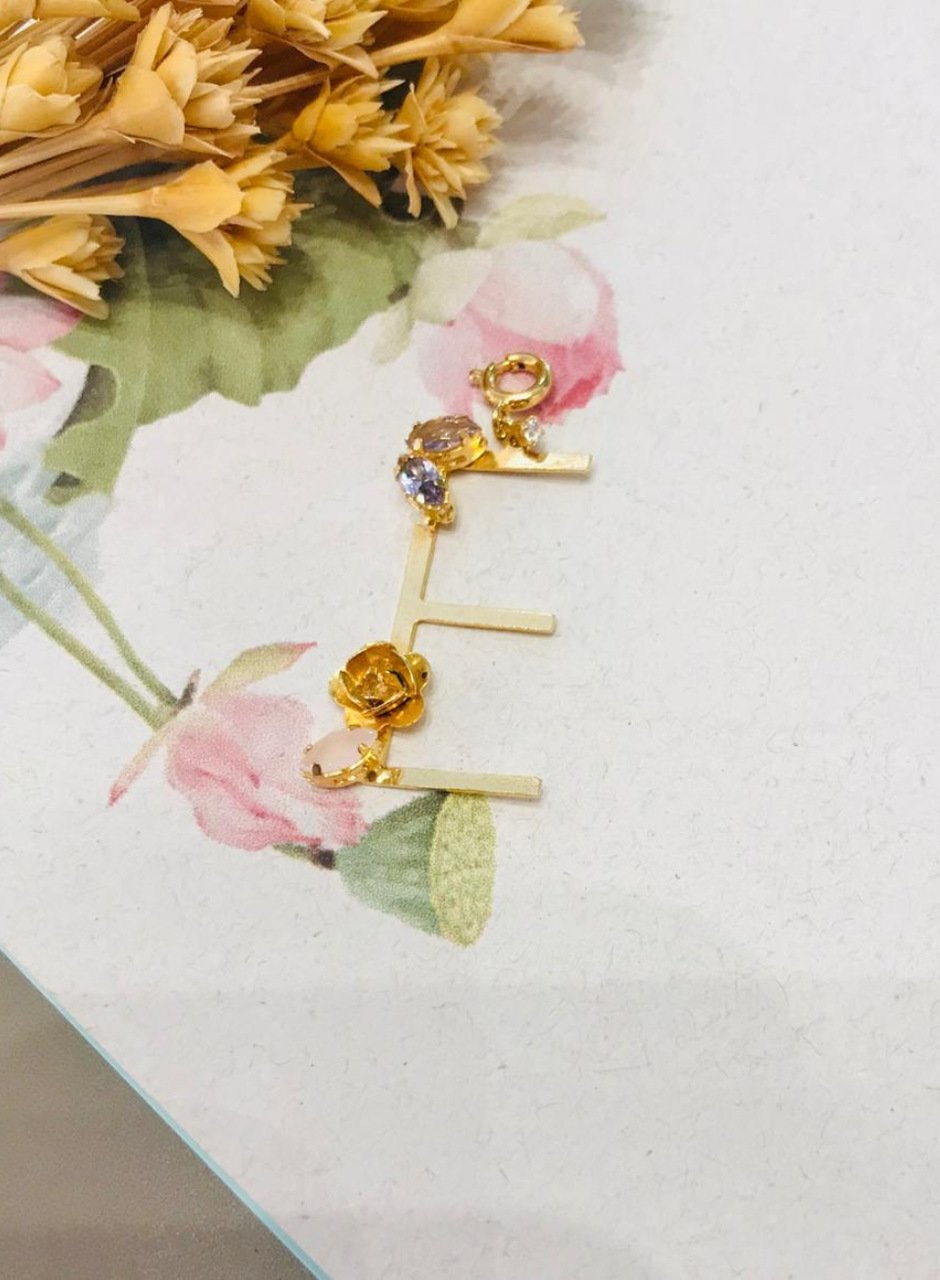 PINGENTE LETRA E CRAVAÇÃO FLOR NAVETE LILÁS/ROSA BANHO OURO