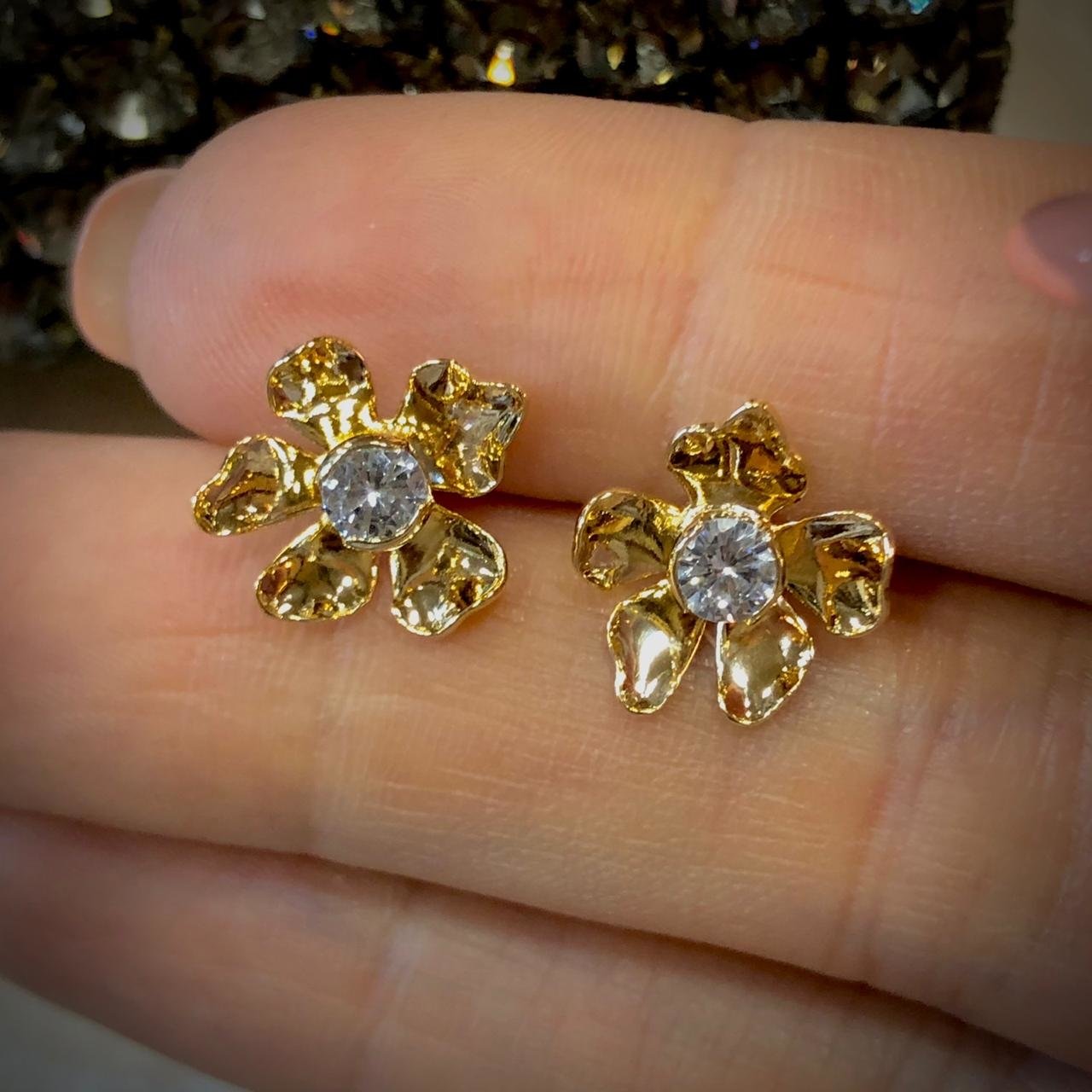 BRINCOS HIPA BASE FLOR METAL CRAVAÇÃO ZIRCÔNIA BANHO OURO