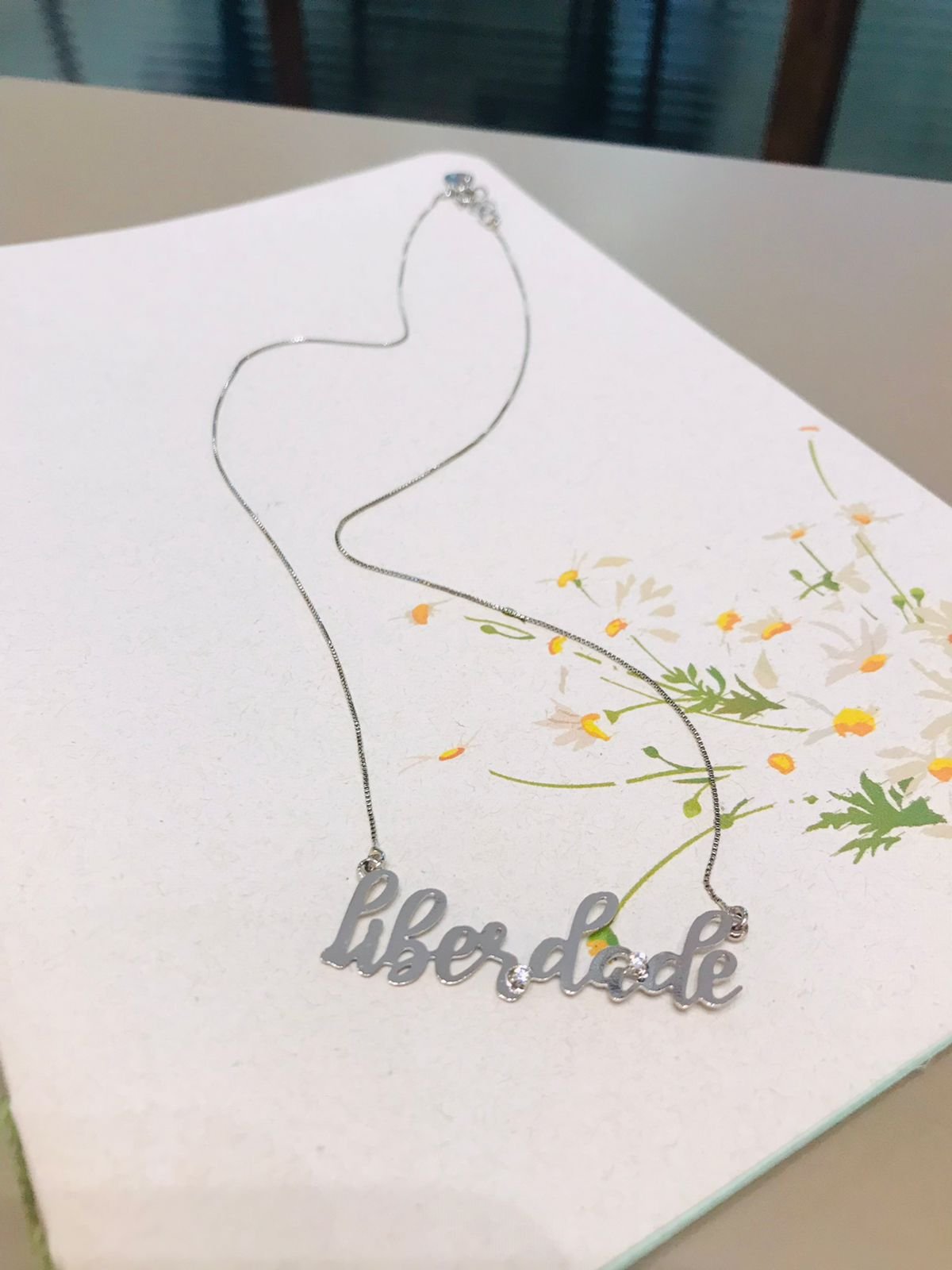 COLAR LIBERDADE CRISTAL INCOLOR BANHO RÓDIO BRANCO
