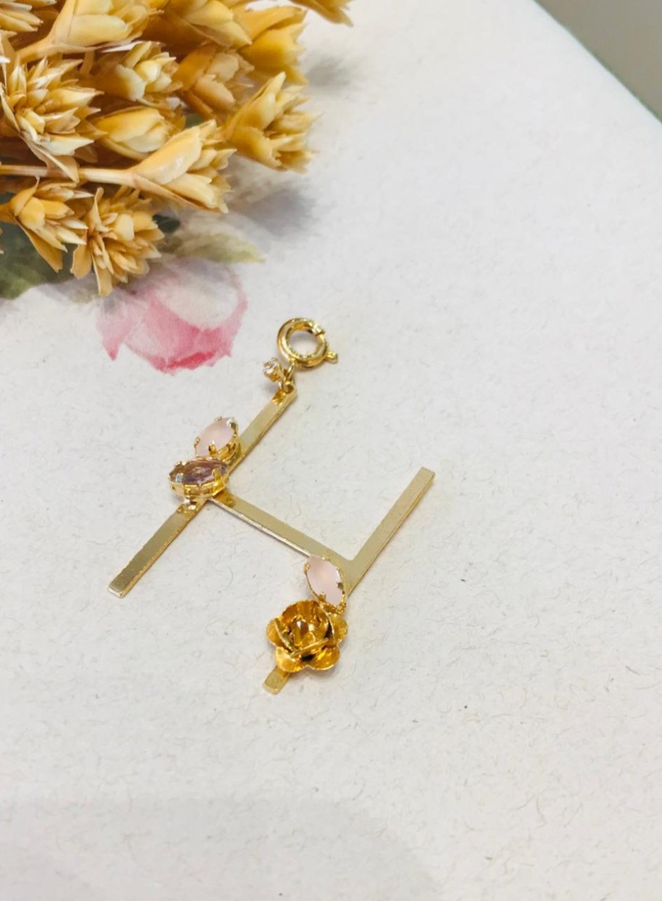 PINGENTE LETRA H CRAVAÇÃO FLOR NAVETE LILÁS/ROSA BANHO OURO