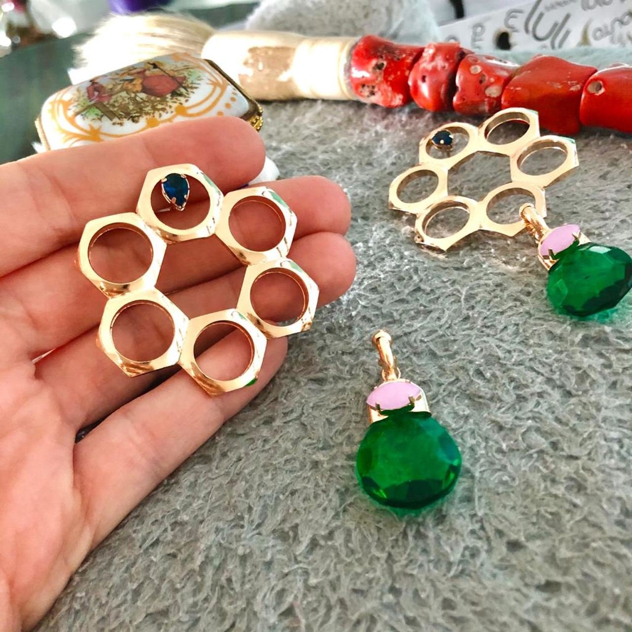 BRINCOS RODA DA VIDA MAXI FACETADO GOTA VERDE BANHO OURO