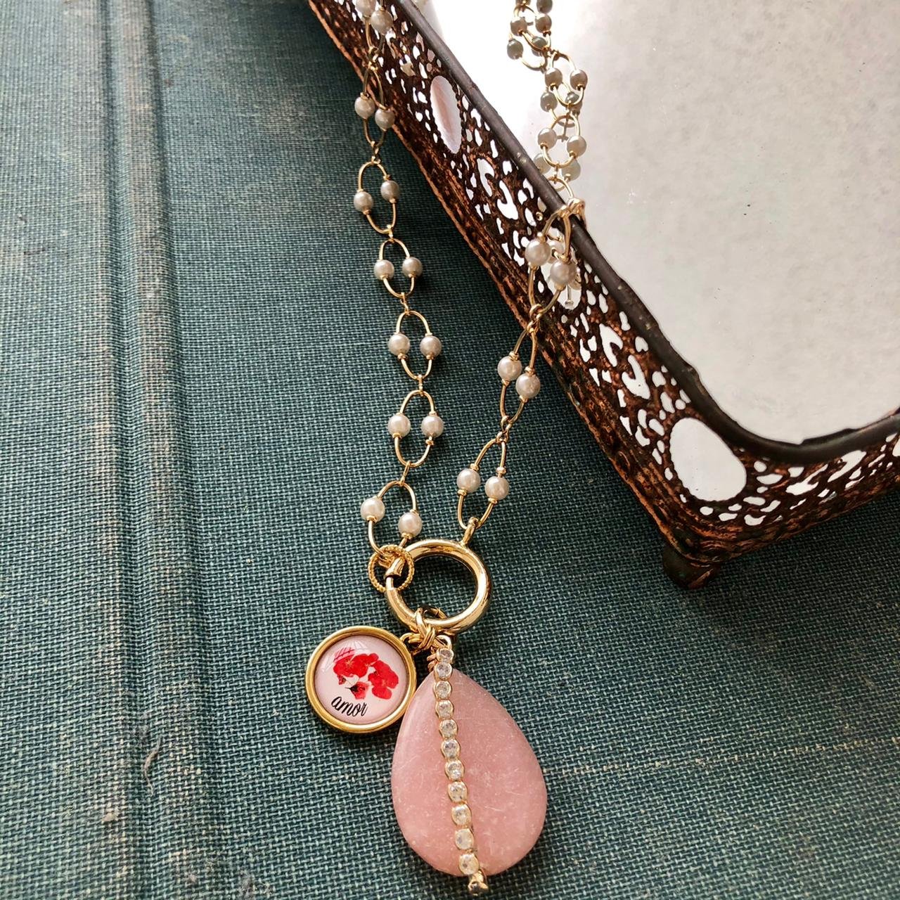 COLAR AMOR PINGENTE PALAVRA PEDRA QUARTZO ROSA BANHO OURO