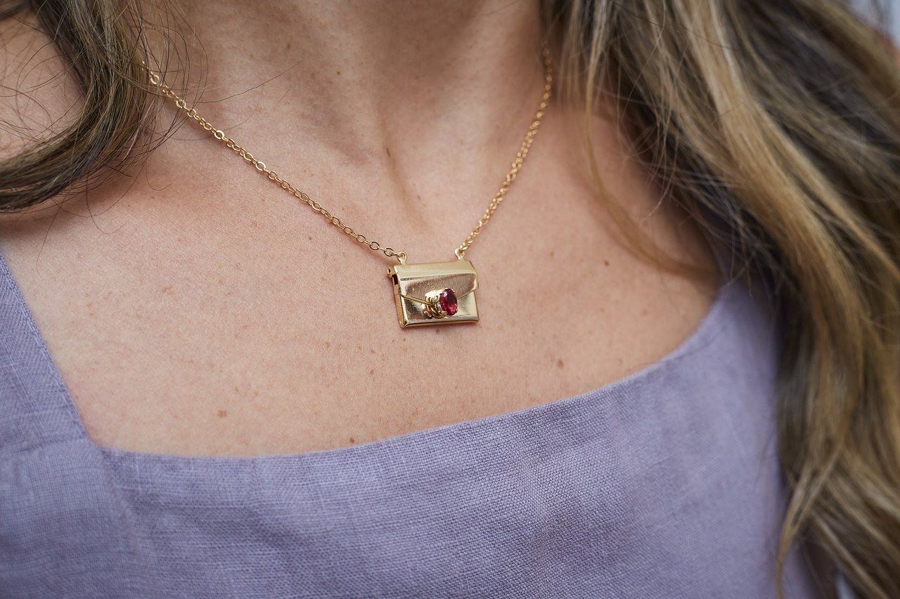 COLAR RELICÁRIO CARTINHA PINGENTE METAL CRISTAL ROSA BANHO OURO