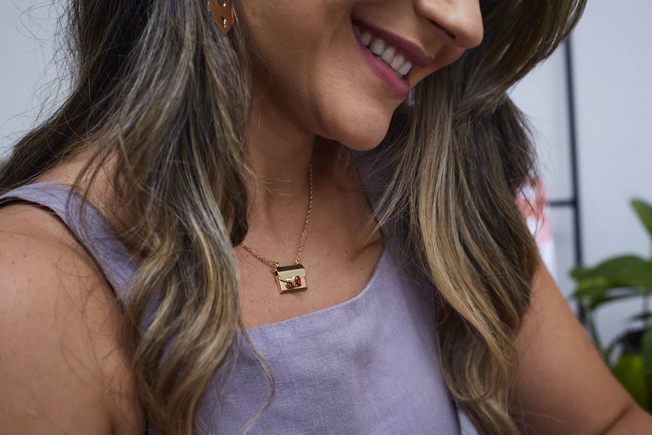 COLAR RELICÁRIO CARTINHA PINGENTE METAL CRISTAL ROSA BANHO OURO