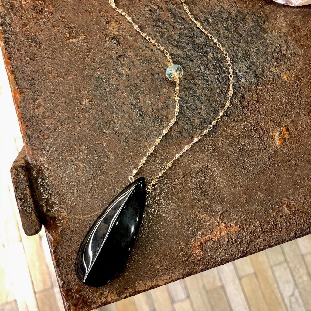 COLAR STONE PEDRA NATURAL PRETA BANHO OURO