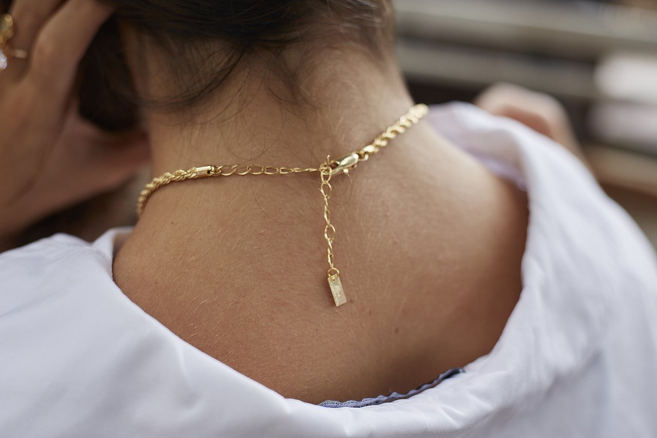 CHOKER VIRGINIA CORRENTE TORCIDA BANHO OURO