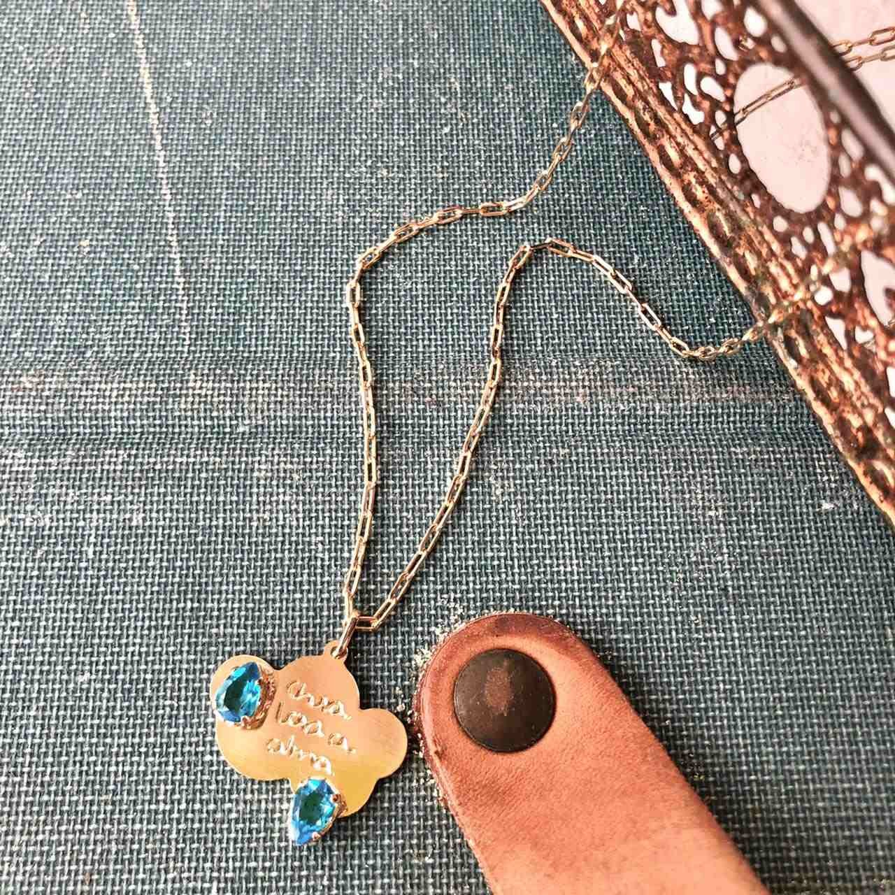 COLAR NUVEM GOTA APATITA AZUL BANHO OURO