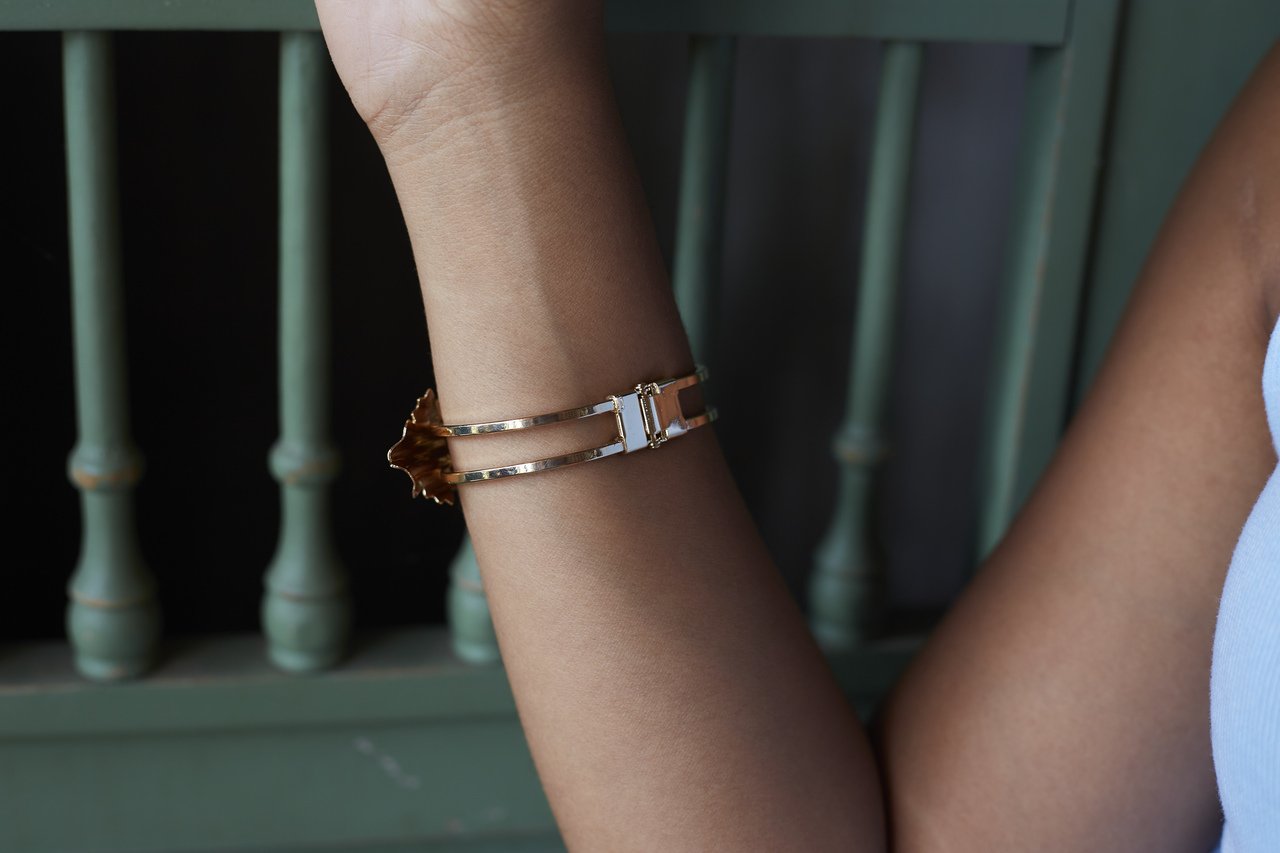 BRACELETE FOLHA SUCULENTA PEROLA BANHO OURO