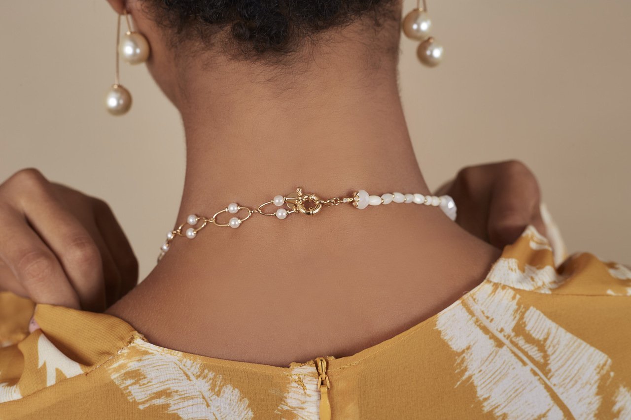 COLAR/PULSEIRA PETRA MIX DE MADRE PÉROLA BANHO OURO