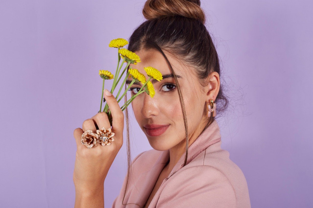 ANEL HUDA FLOR CRAVAÇÃO ZIRCÔNIA ESMALTAÇÃO CINTILANTE