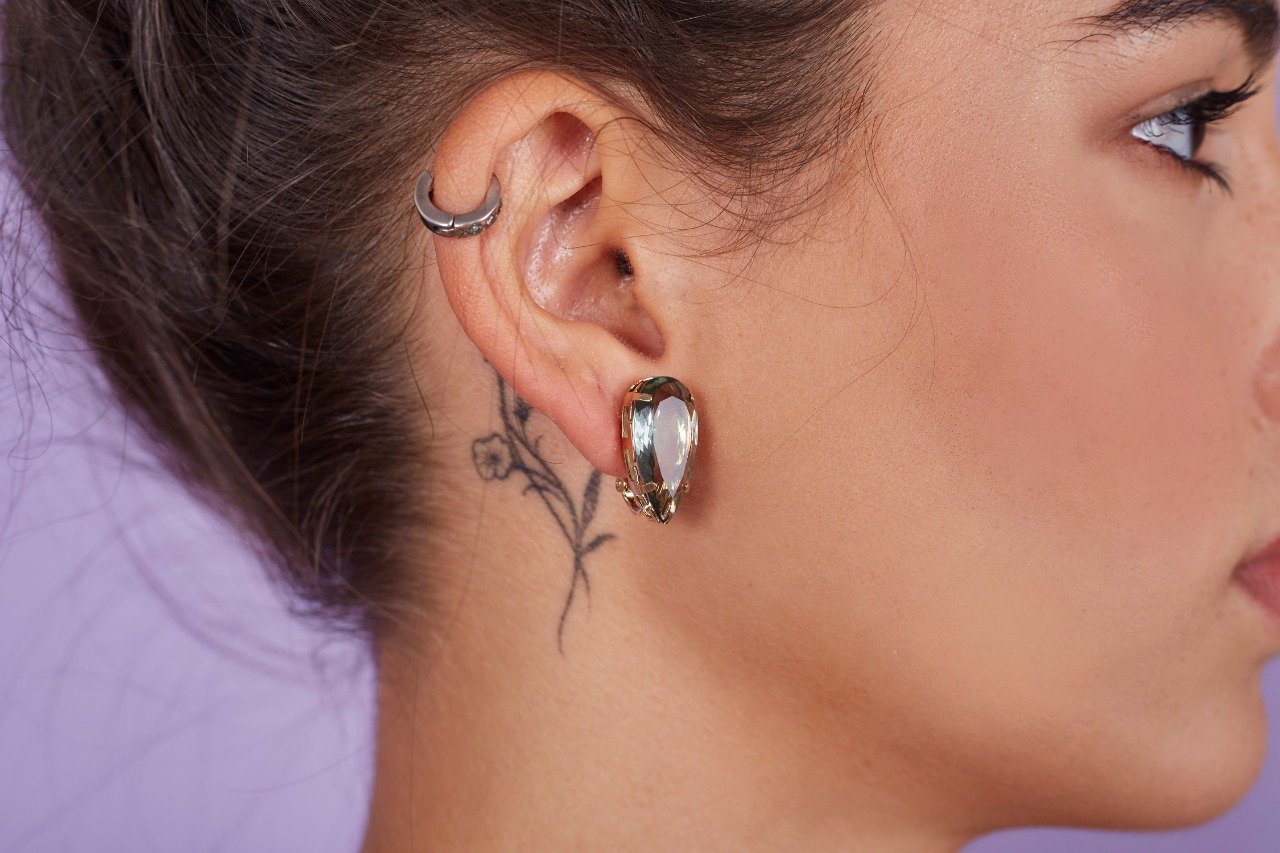PIERCING CARLOTA CRISTAL GOTA VERDE BANHO OURO
