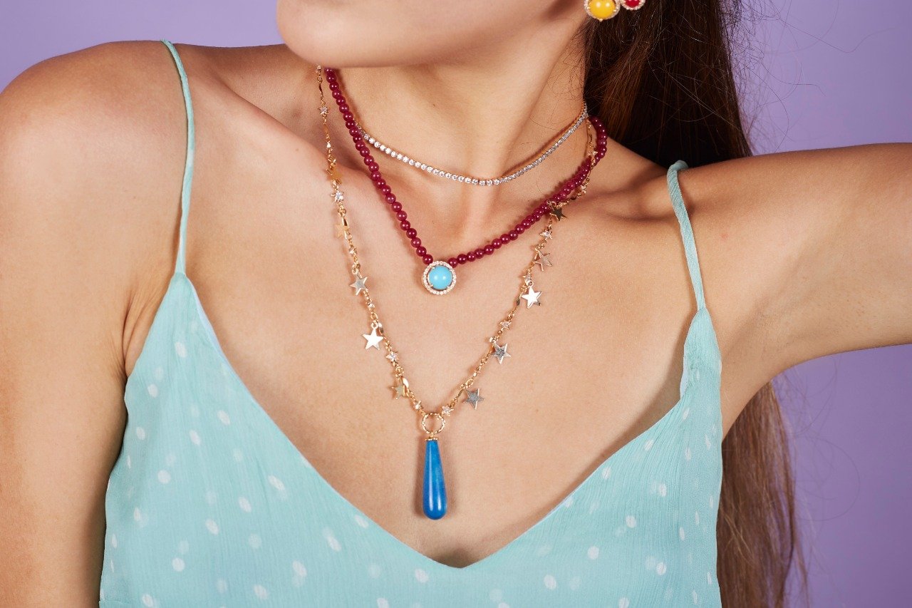COLAR CECE PEDRAS NATURAIS VERMELHAS JADE RUBI LEITOSO BANHO OURO