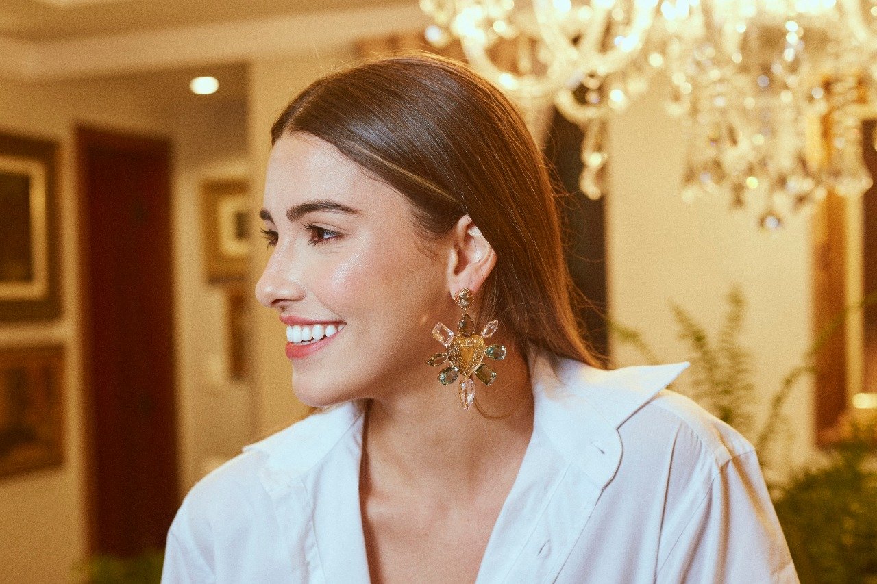 BRINCOS MARCELA CORAÇÃO MIX CRISTAIS BANHO OURO
