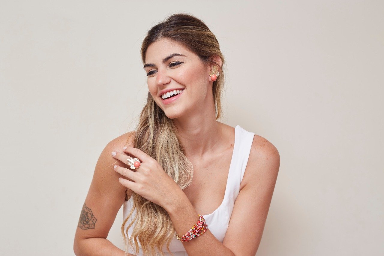 ANEL LIVVIE FOLHA METAL PÉROLA CORAL BANHO OURO