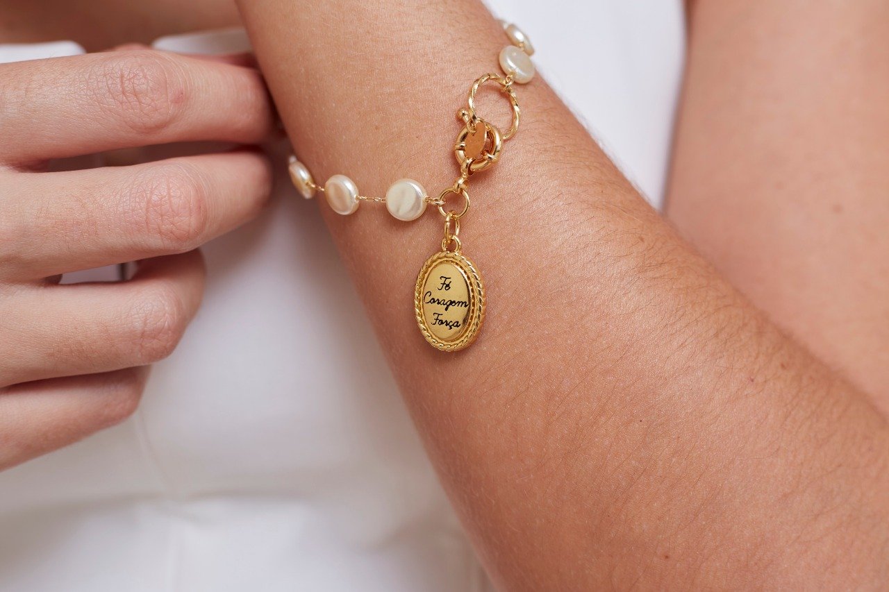 PULSEIRA CONTOS NSRA. ROSÁRIO PÉROLAS ACHATADAS BANHO OURO