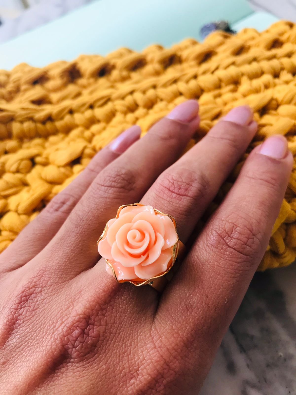ANEL ROSA MARIA FLOR CORAL ARO VAZADO BANHO OURO