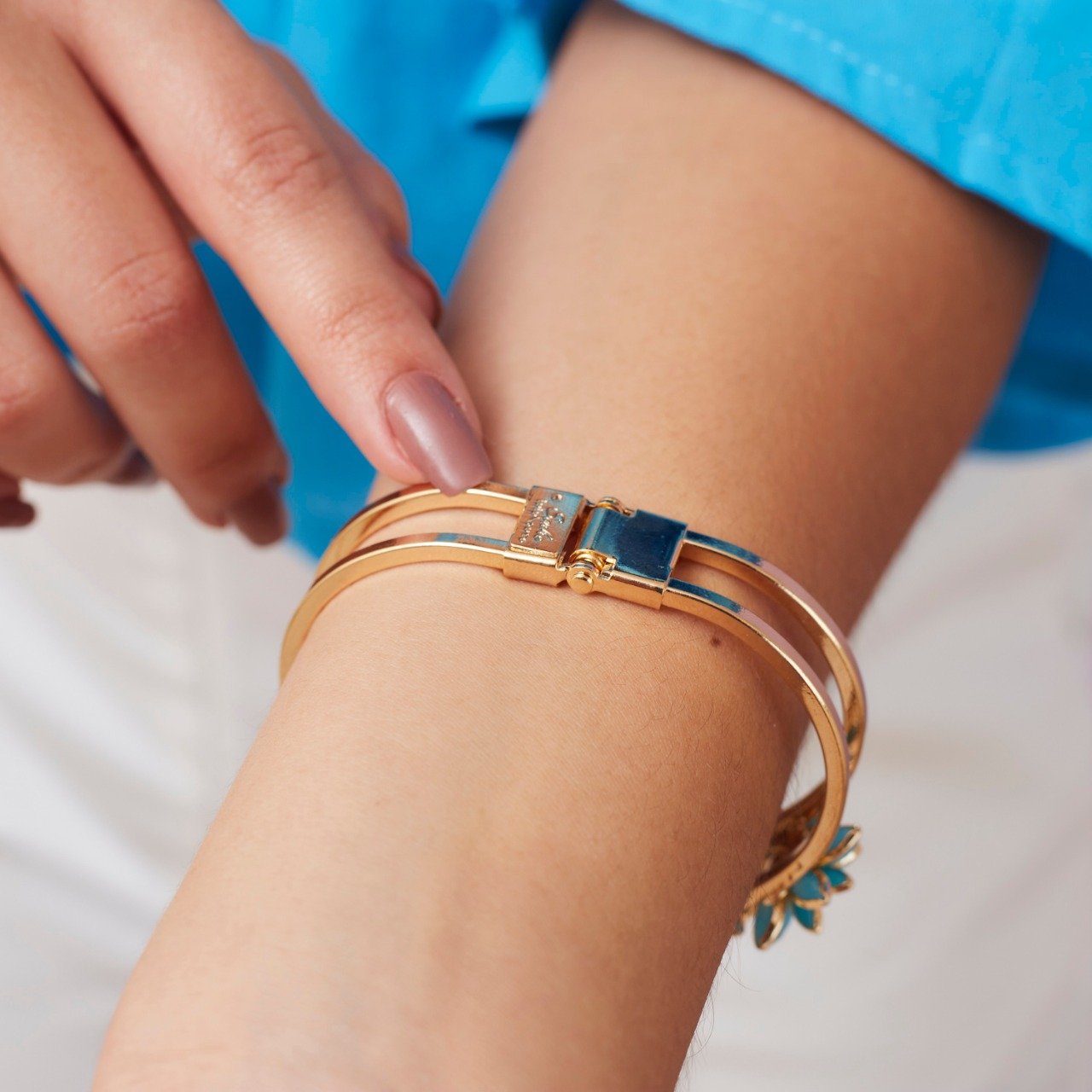 BRACELETE REVOAR FLOR TURQUESA BANHO OURO