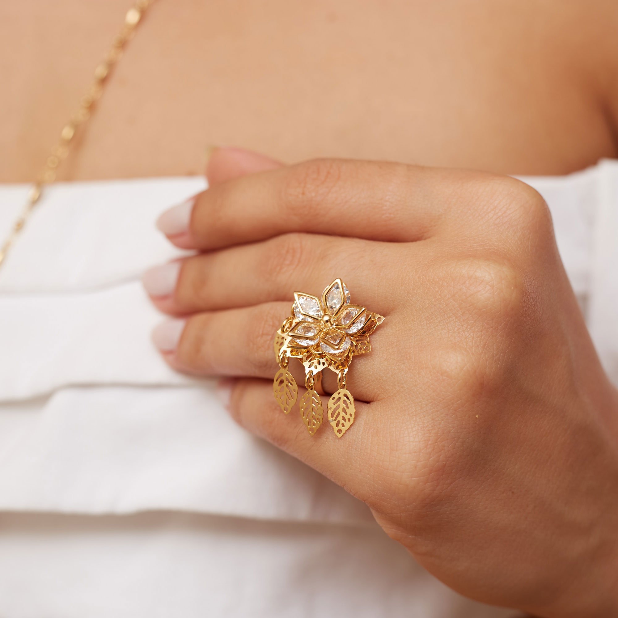 ANEL ARBUSTUS FLOR ZIRCÔNIA FOLHAS VAZADAS BANHO OURO