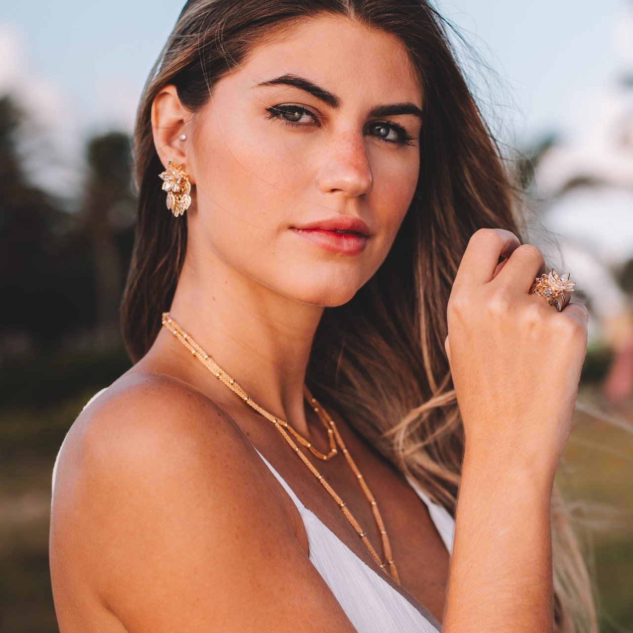 ANEL ARBUSTUS FLOR ZIRCÔNIA FOLHAS VAZADAS BANHO OURO