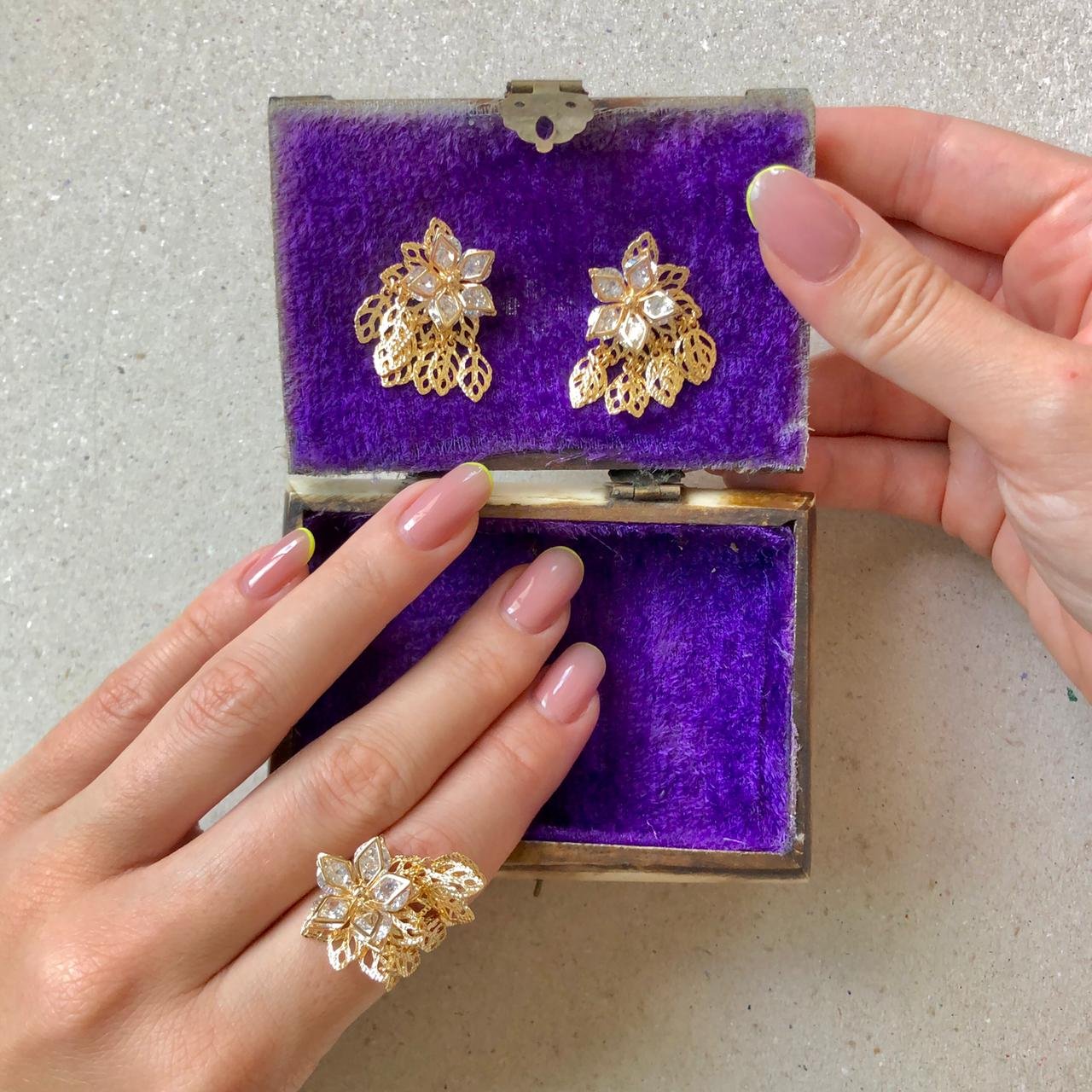 ANEL ARBUSTUS FLOR ZIRCÔNIA FOLHAS VAZADAS BANHO OURO