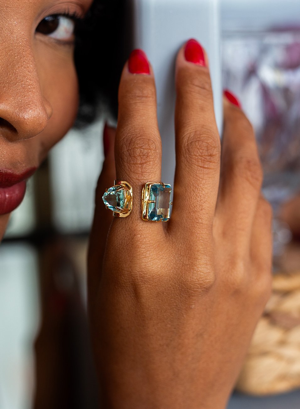 ANEL LIMIA CRISTAIS AZUL COM BANHO OURO