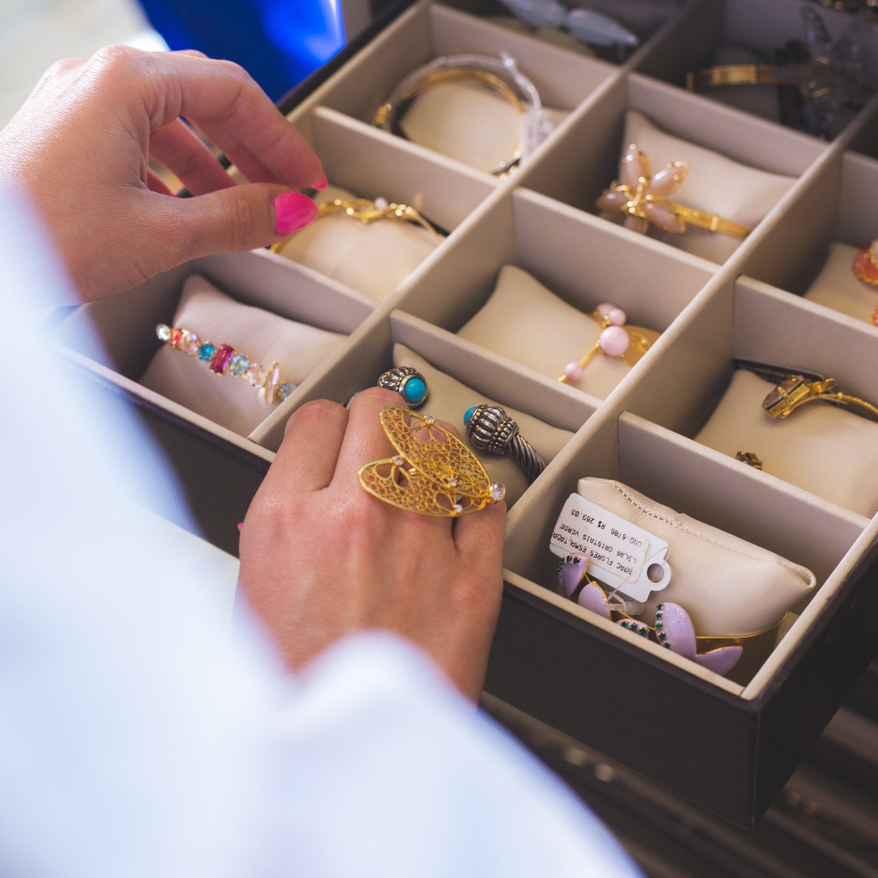 ANEL BORBOLETA CRAVAÇÃO CRISTAIS INCOLORES BANHO OURO