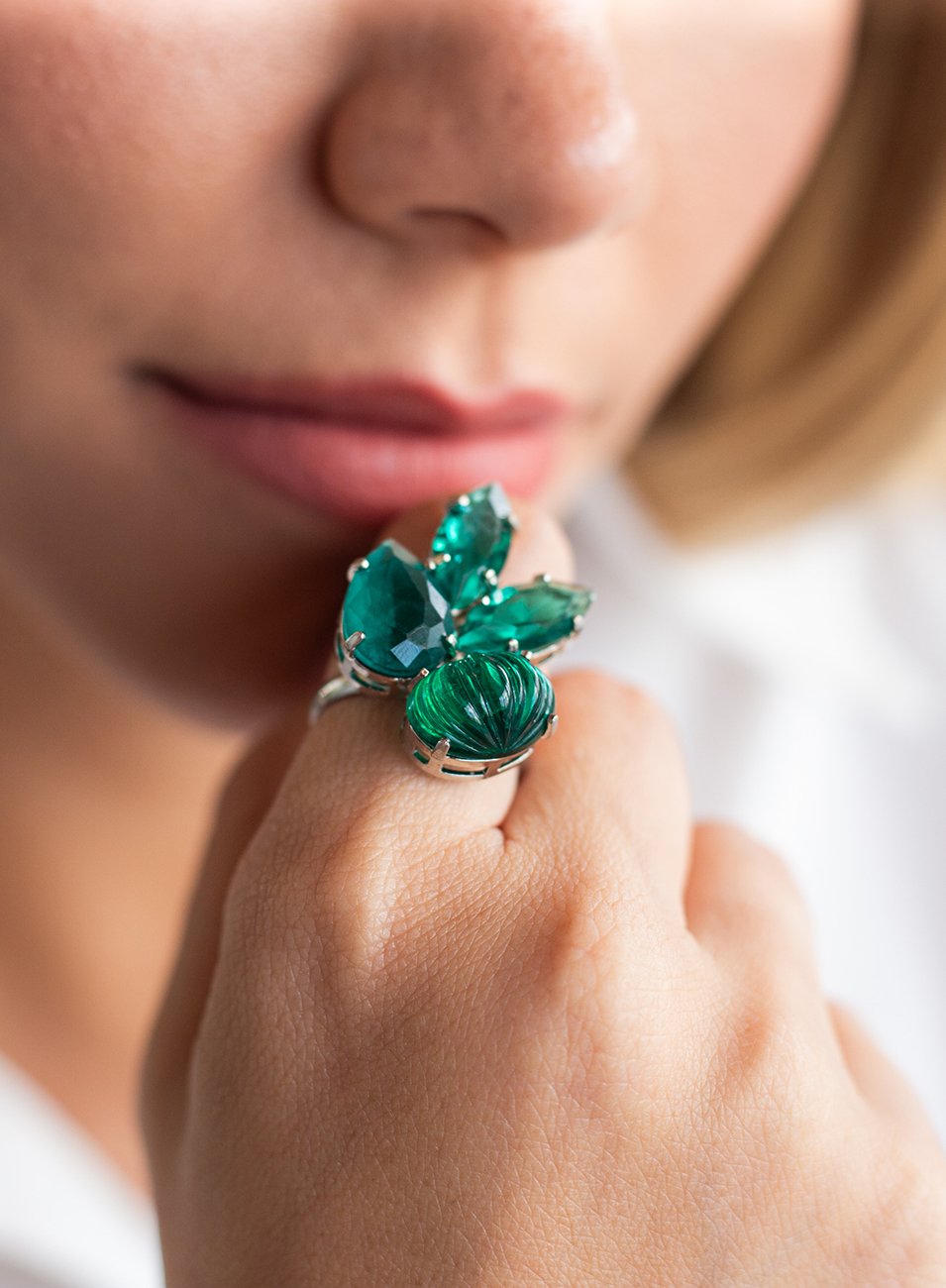 ANEL BROMÉLIA CRISTAIS VERDE COM BANHO RÓDIO BRANCO