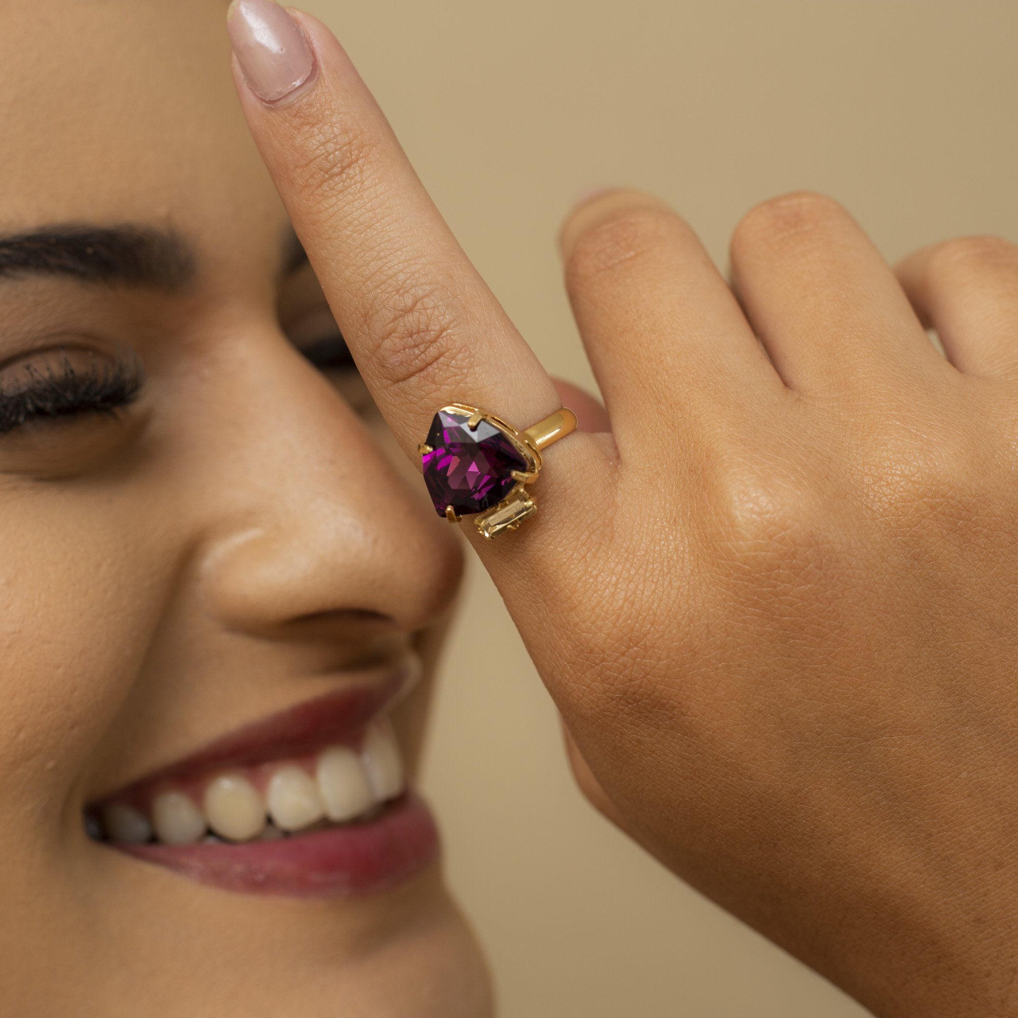 ANEL CAIRO TRIÂNGULO ROXO CRAVAÇÃO CRISTAL BEGE BANHO OURO