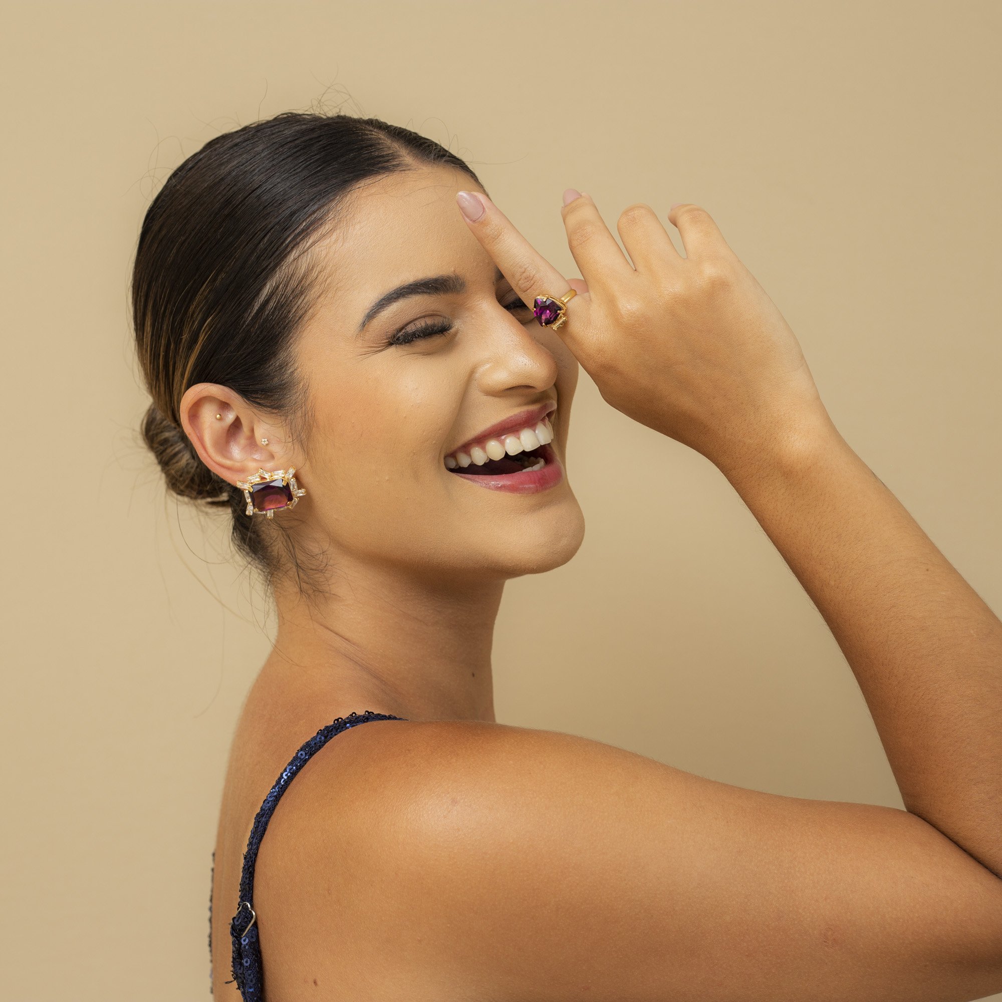 ANEL CAIRO TRIÂNGULO ROXO CRAVAÇÃO CRISTAL BEGE BANHO OURO