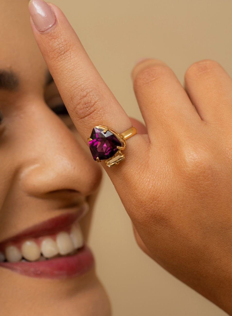 ANEL CAIRO TRIÂNGULO ROXO CRAVAÇÃO CRISTAL BEGE BANHO OURO