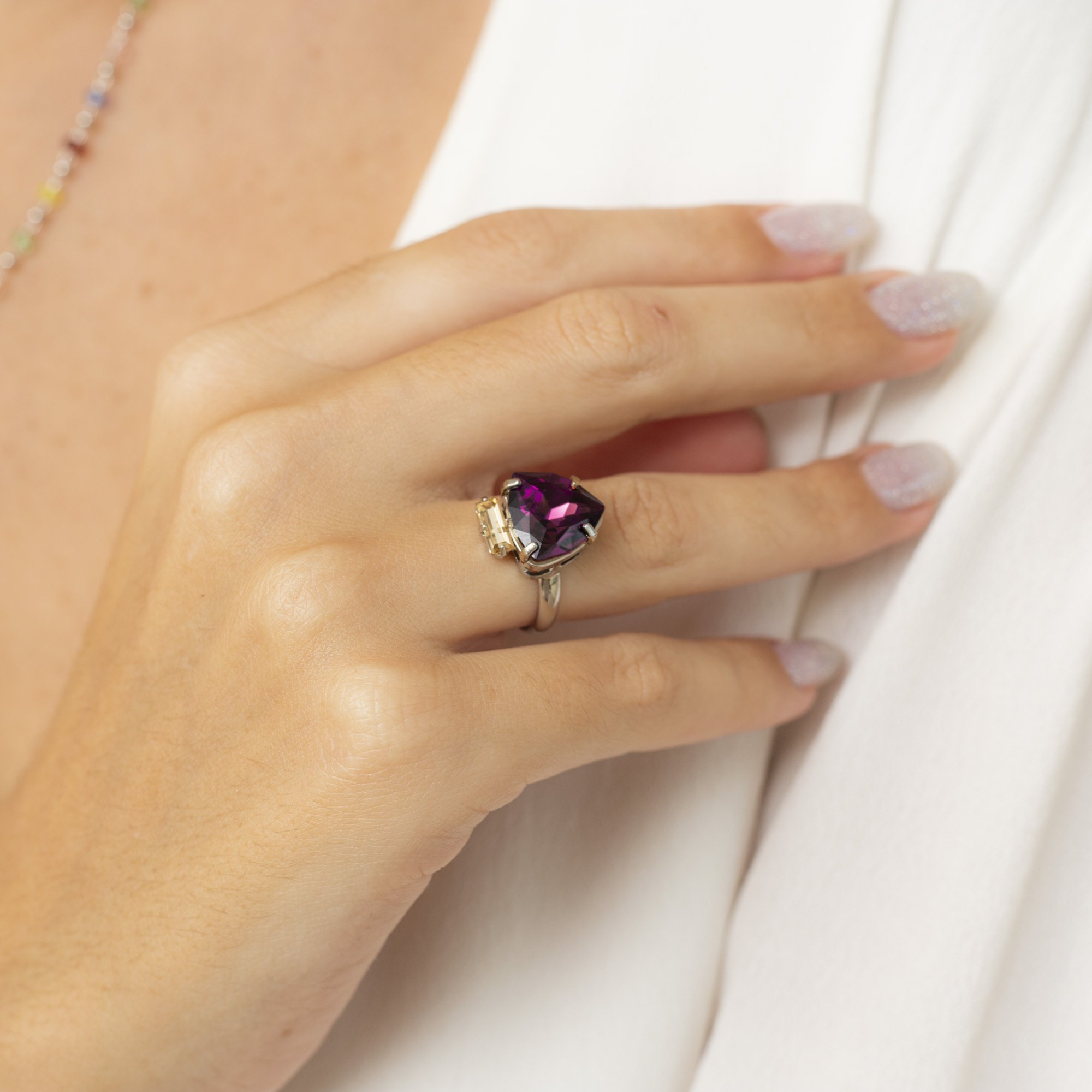 ANEL CAIRO TRIÂNGULO ROXO CRAVAÇÃO CRISTAL BEGE RÓDIO BRANCO