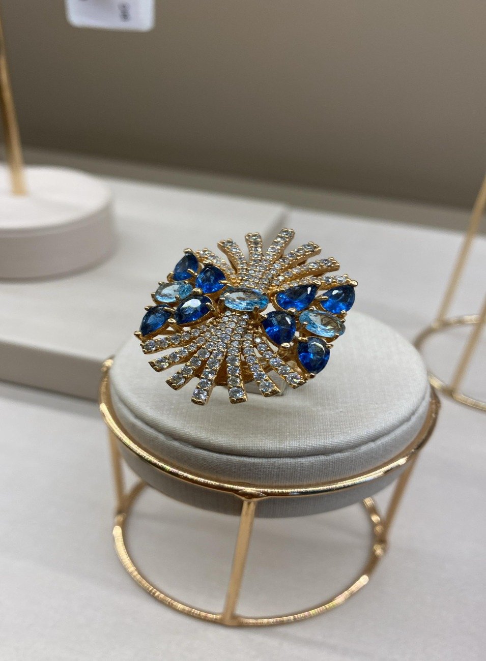 ANEL COM CRISTAIS CRAVEJADOS AZUIS BANHO DE OURO TAM16