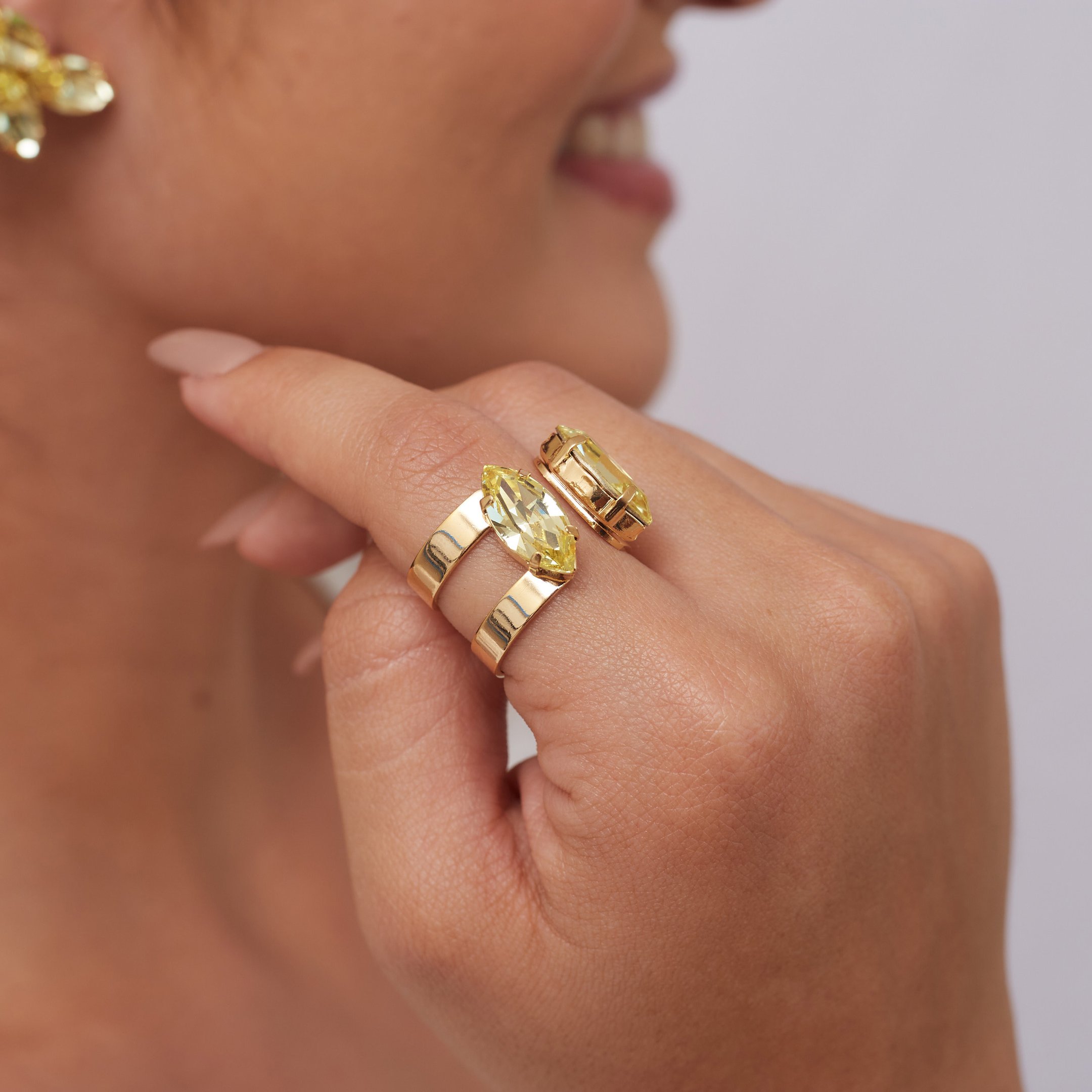 ANEL DELOS DUO NAVETES DE CRISTAL AMARELO BANHO OURO