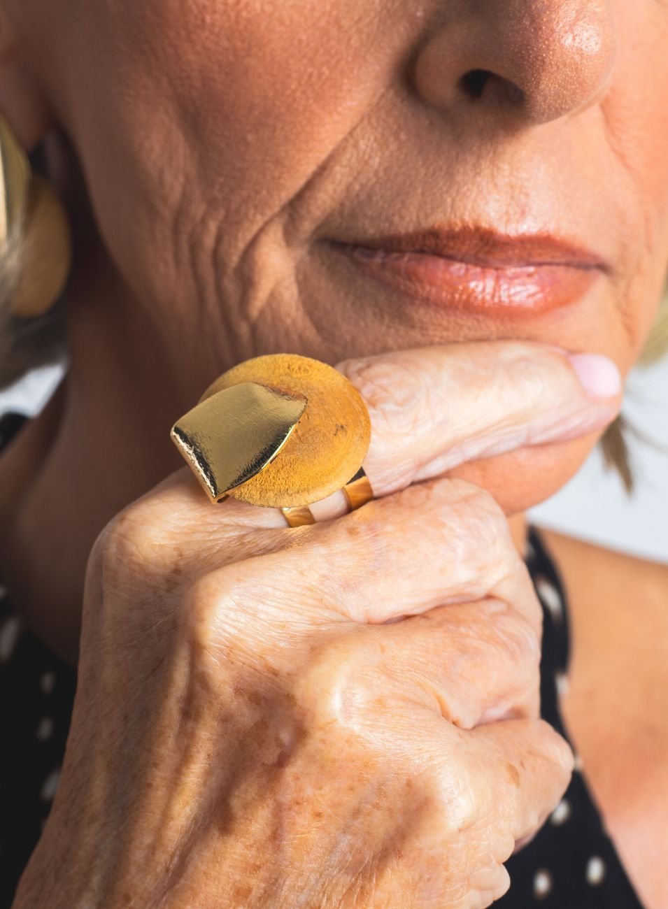 ANEL DOBRA DISCO DE MADEIRA BANHO OURO 