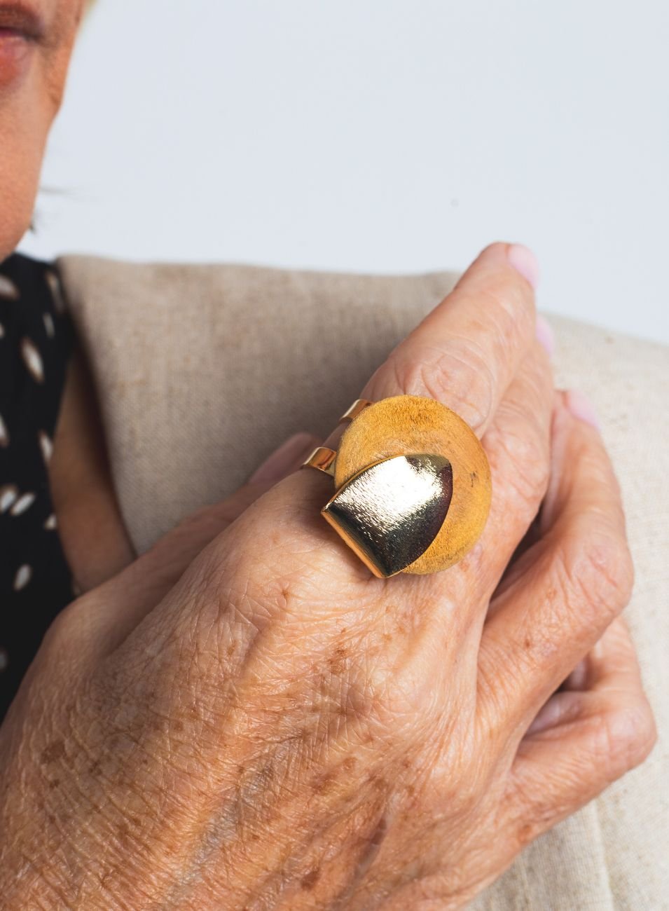 ANEL DOBRA DISCO DE MADEIRA BANHO OURO 