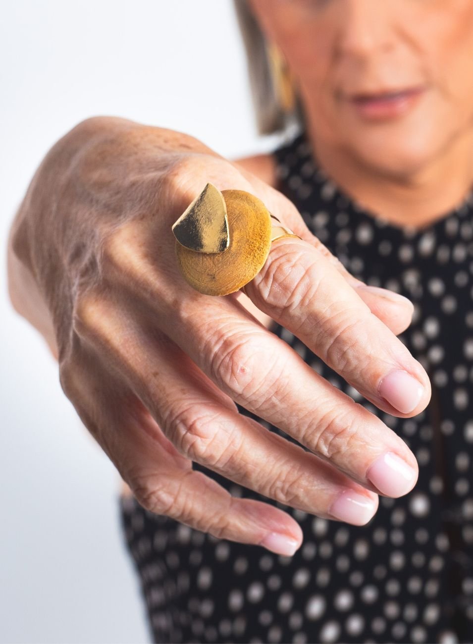 ANEL DOBRA DISCO DE MADEIRA BANHO OURO 