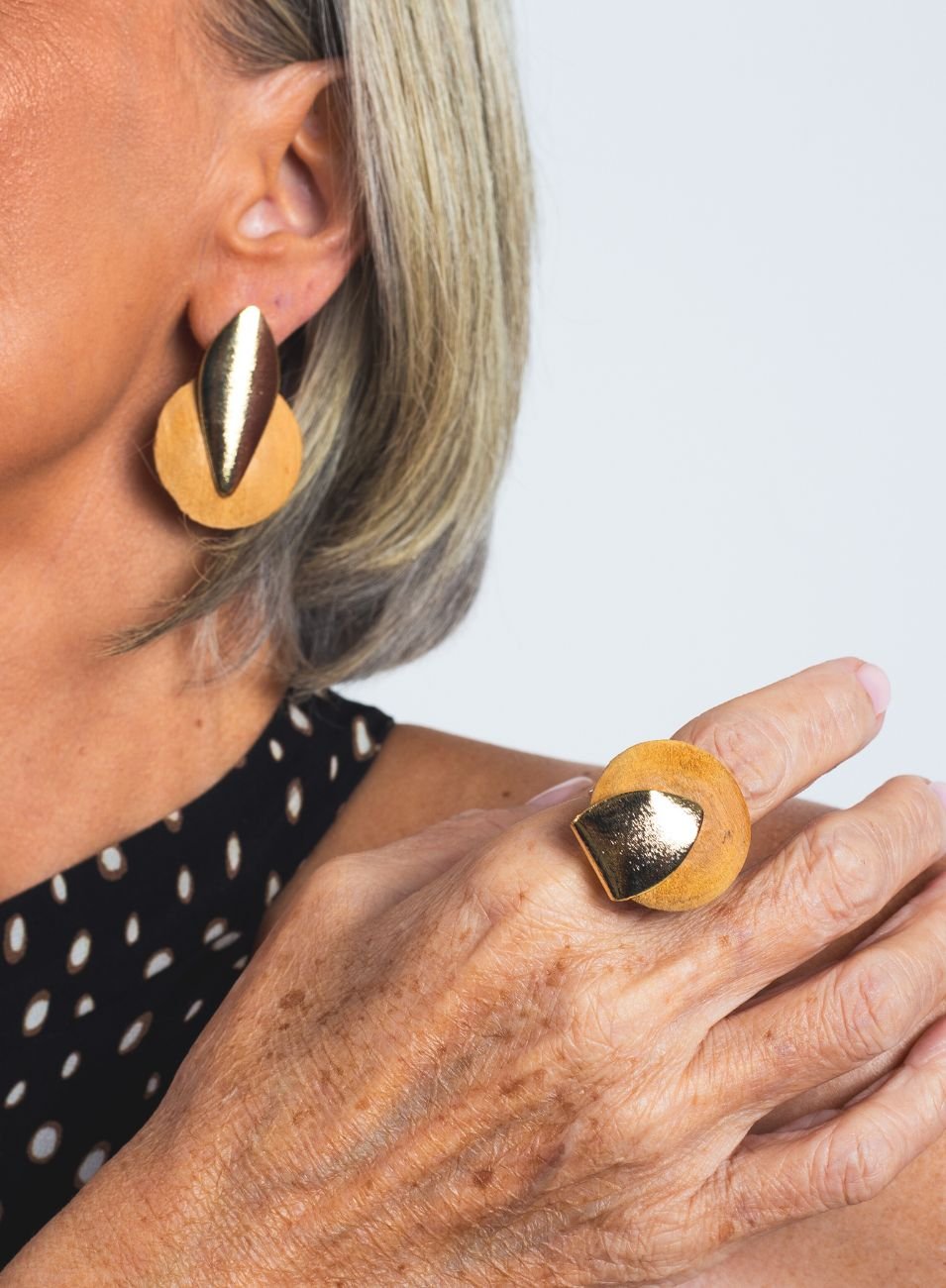 ANEL DOBRA DISCO DE MADEIRA BANHO OURO 