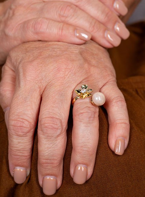 ANEL ESSÊNCIA FLOR ZIRCÔNIA PÉROLA SHELL BEGE BANHO OURO