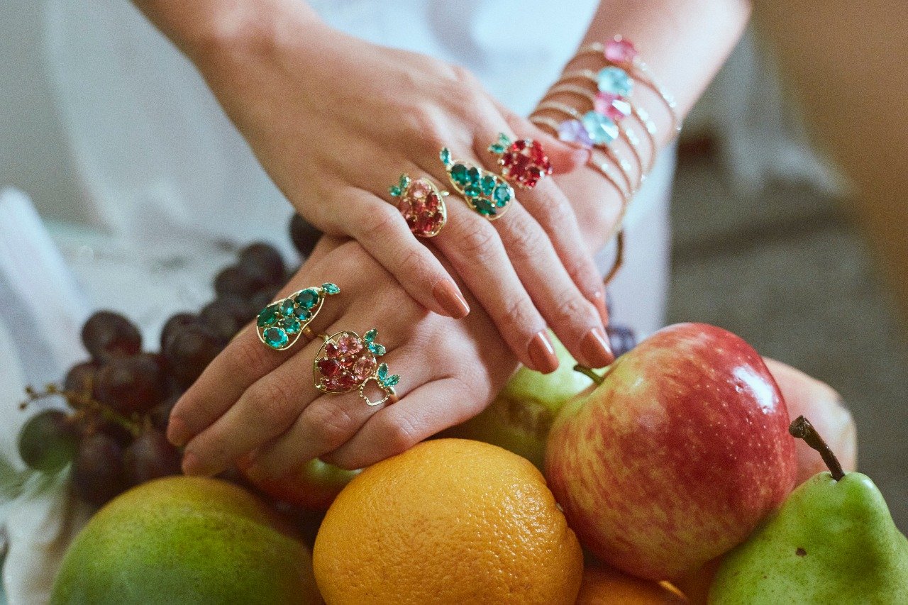 ANEL EVI PÊRA MIX CRISTAIS VERDE BANHO OURO