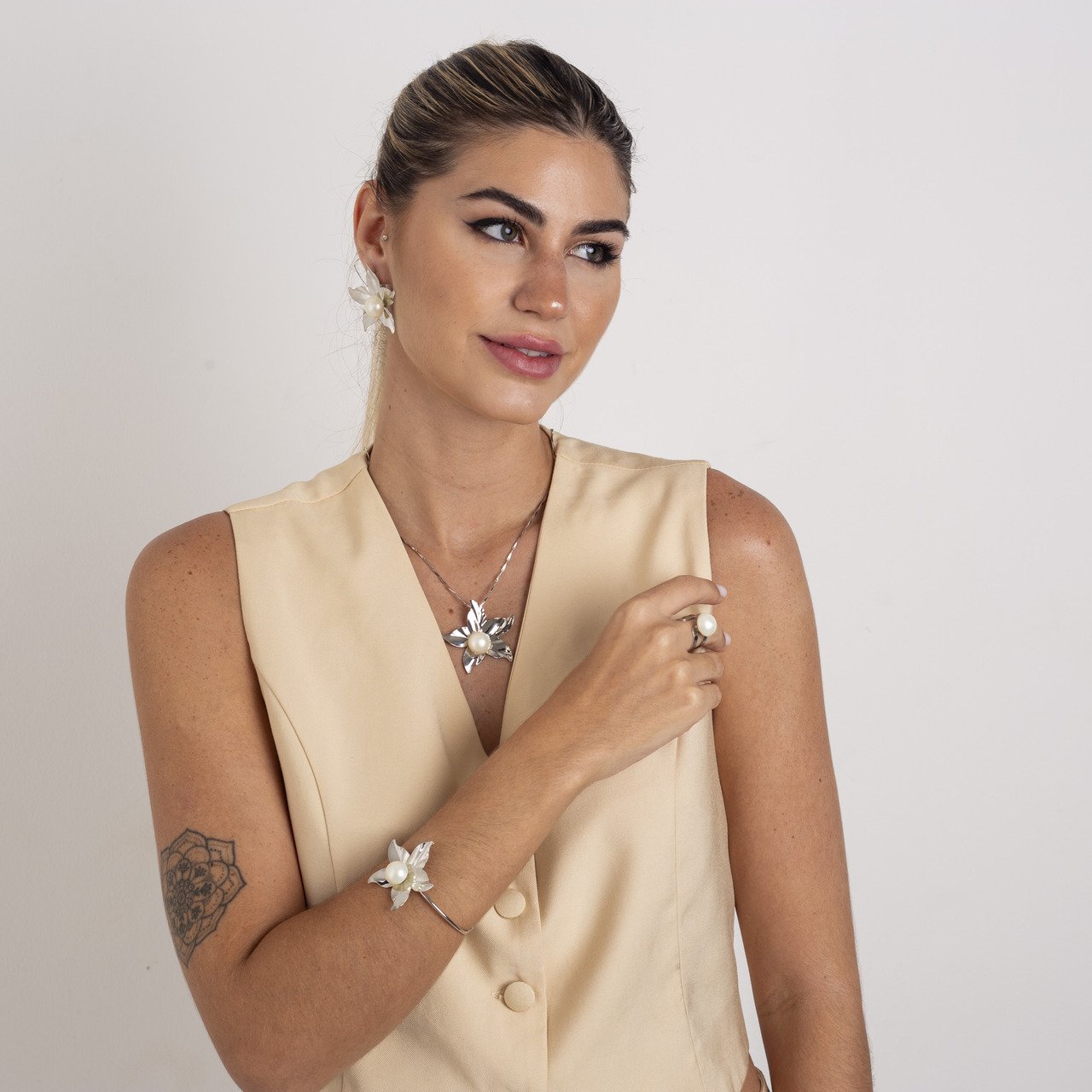 ANEL FLOR LILA BANHO RÓDIO BRANCO