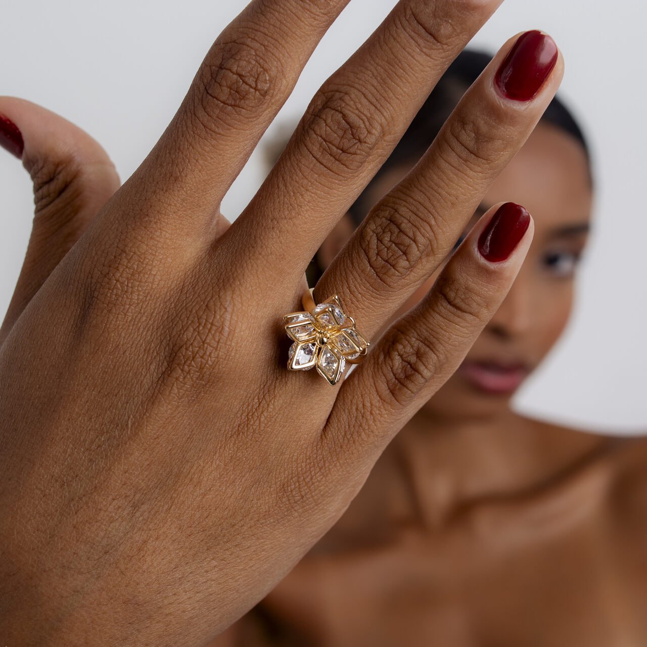 ANEL FLOR ZIRCÕNIA INCOLOR BANHO OURO