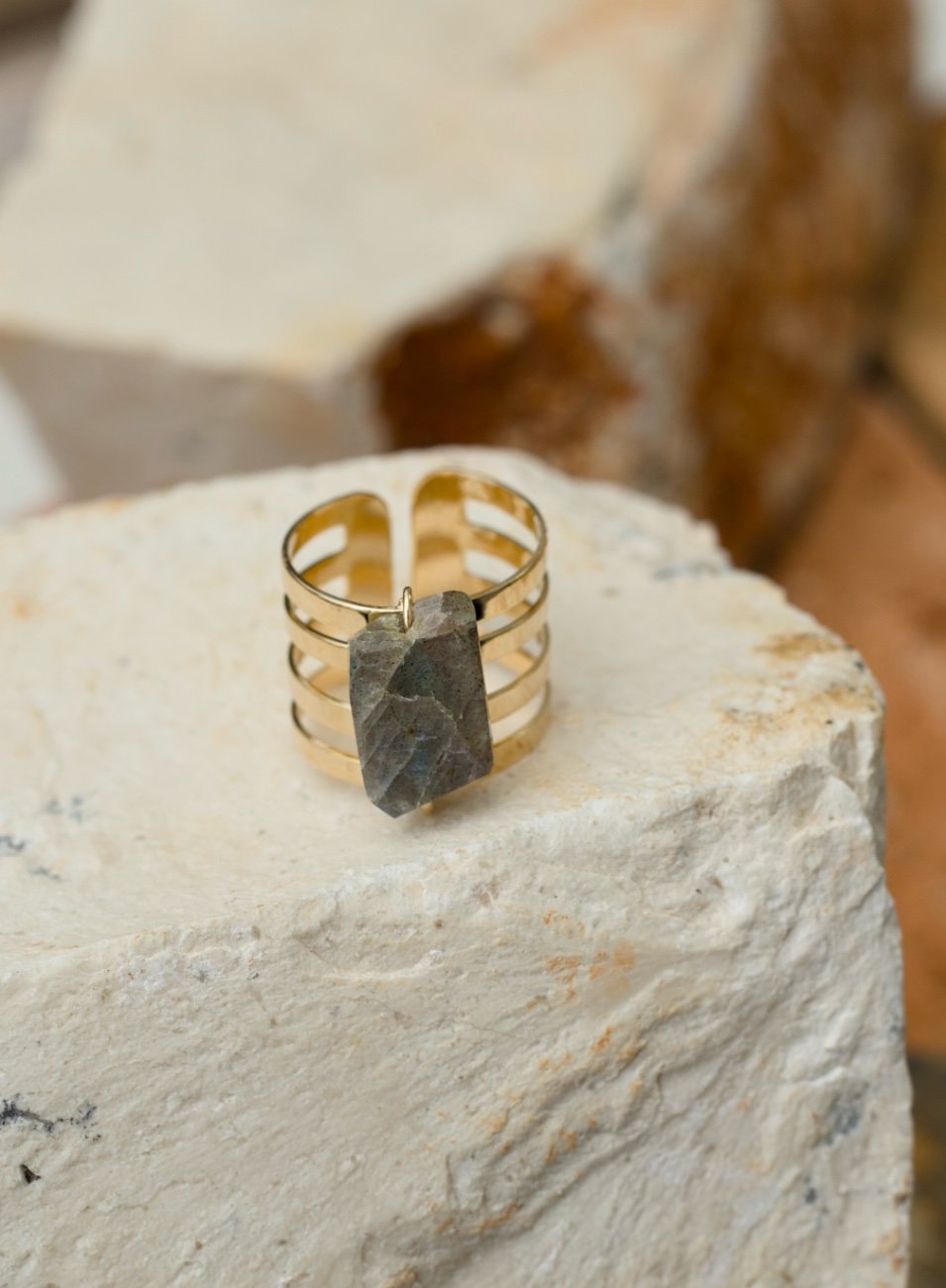 ANEL GEOMETRICO PEDRA OPALA BANHO OURO 